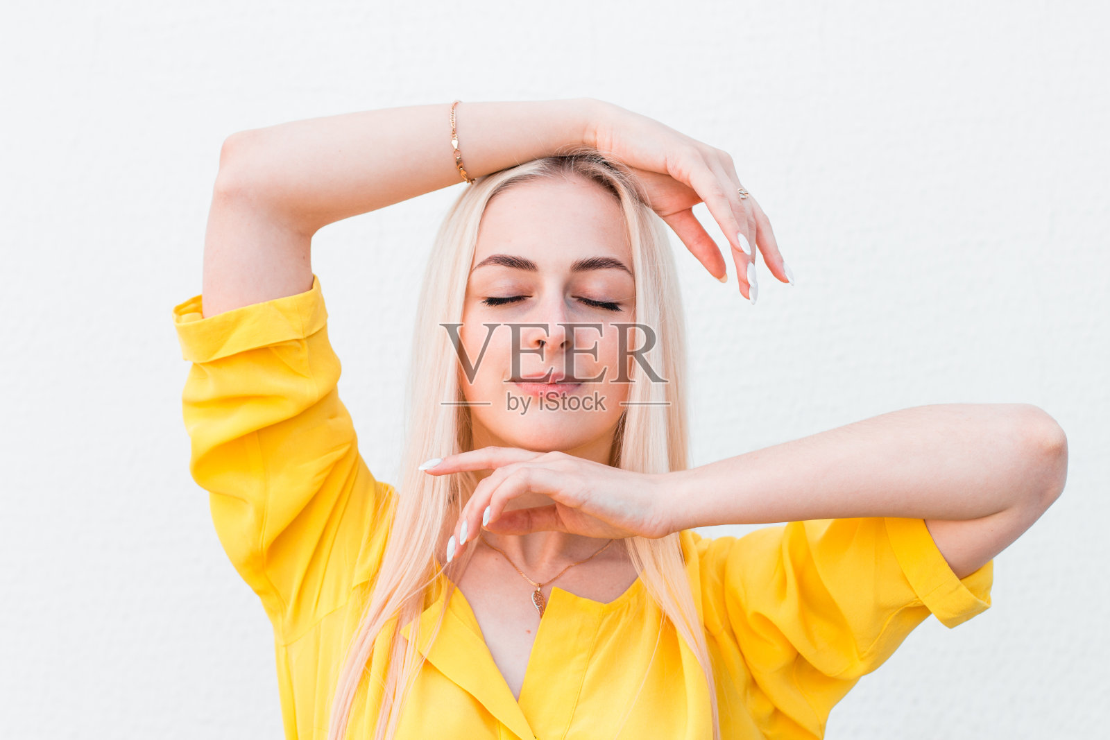 近距离肖像可爱的年轻女子与闭上眼睛梦想度假的岛屿。照片摄影图片