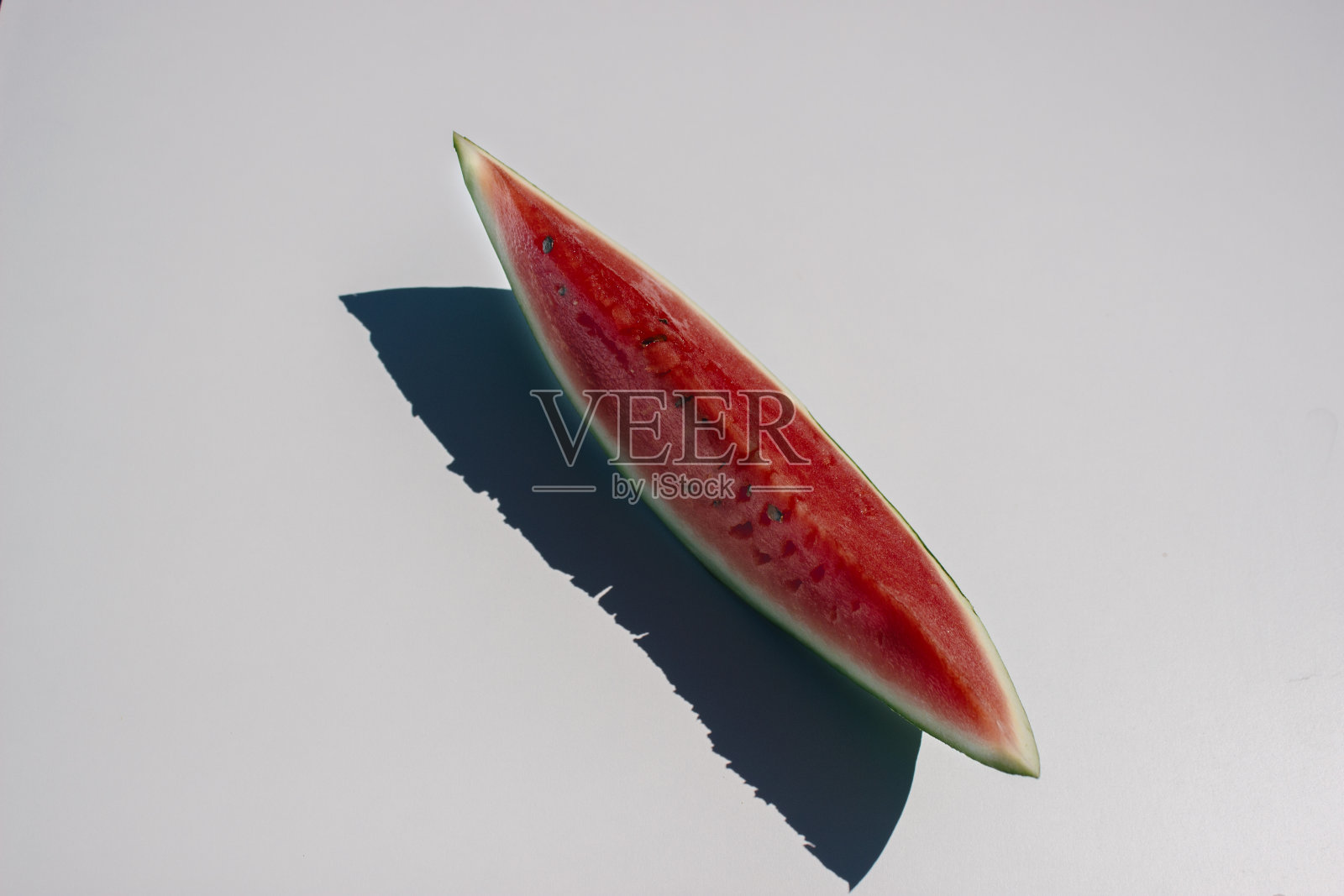 西瓜切片复制在一个白色的背景和一个硬阴影俯视图照片摄影图片