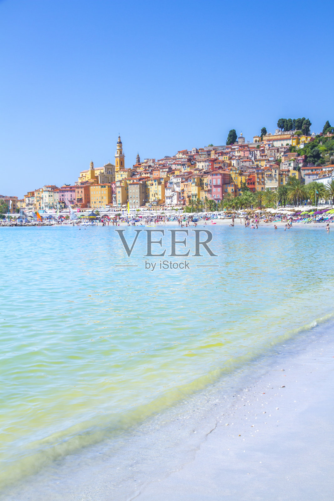 法国地中海里维埃拉市的中世纪小镇曼东五颜六色的建筑。照片摄影图片