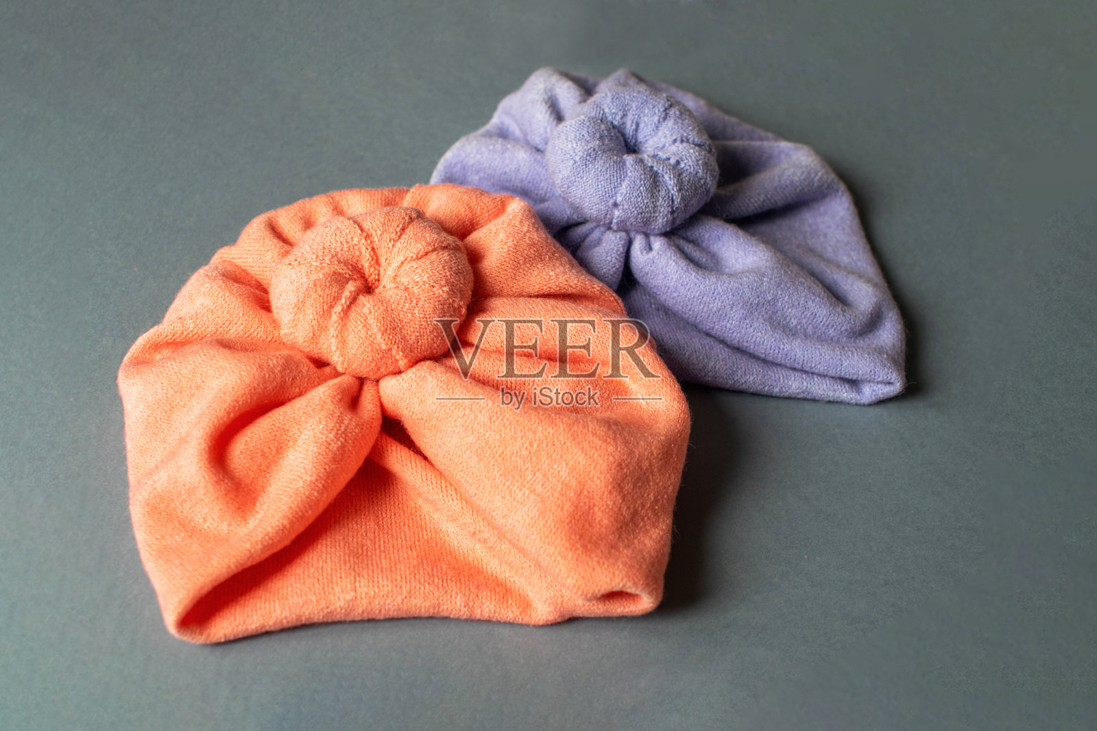 两个温暖的秋日儿童头巾或头巾在明亮的背景上。照片摄影图片