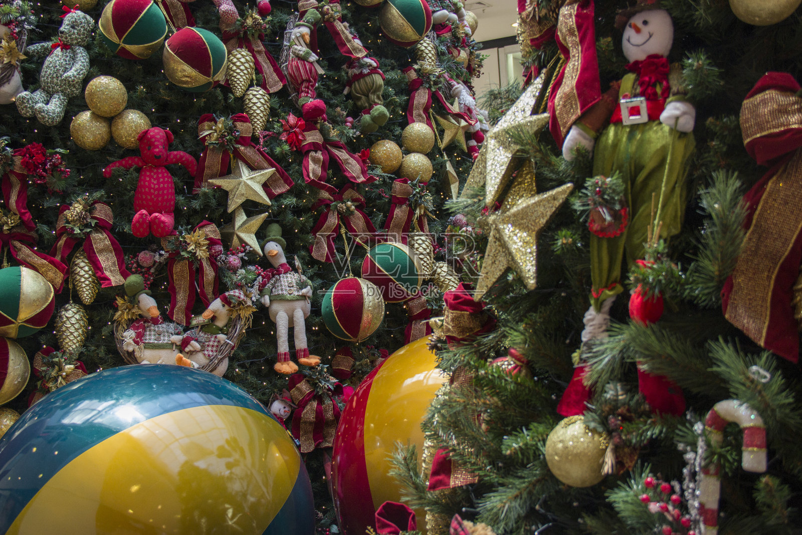圣诞场景与礼物和树的对象。圣诞装饰。照片摄影图片