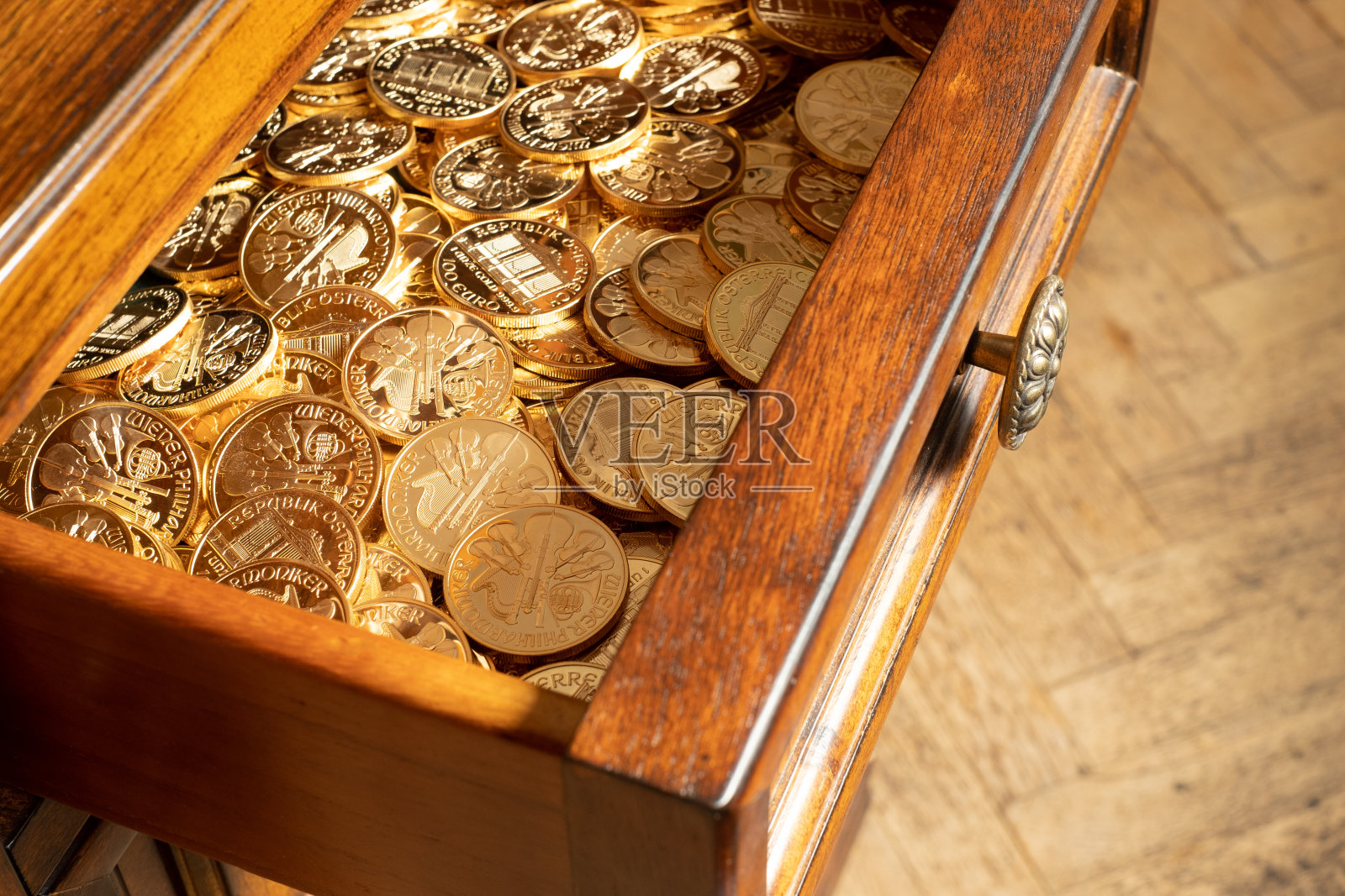 金条金币放在抽屉里照片摄影图片