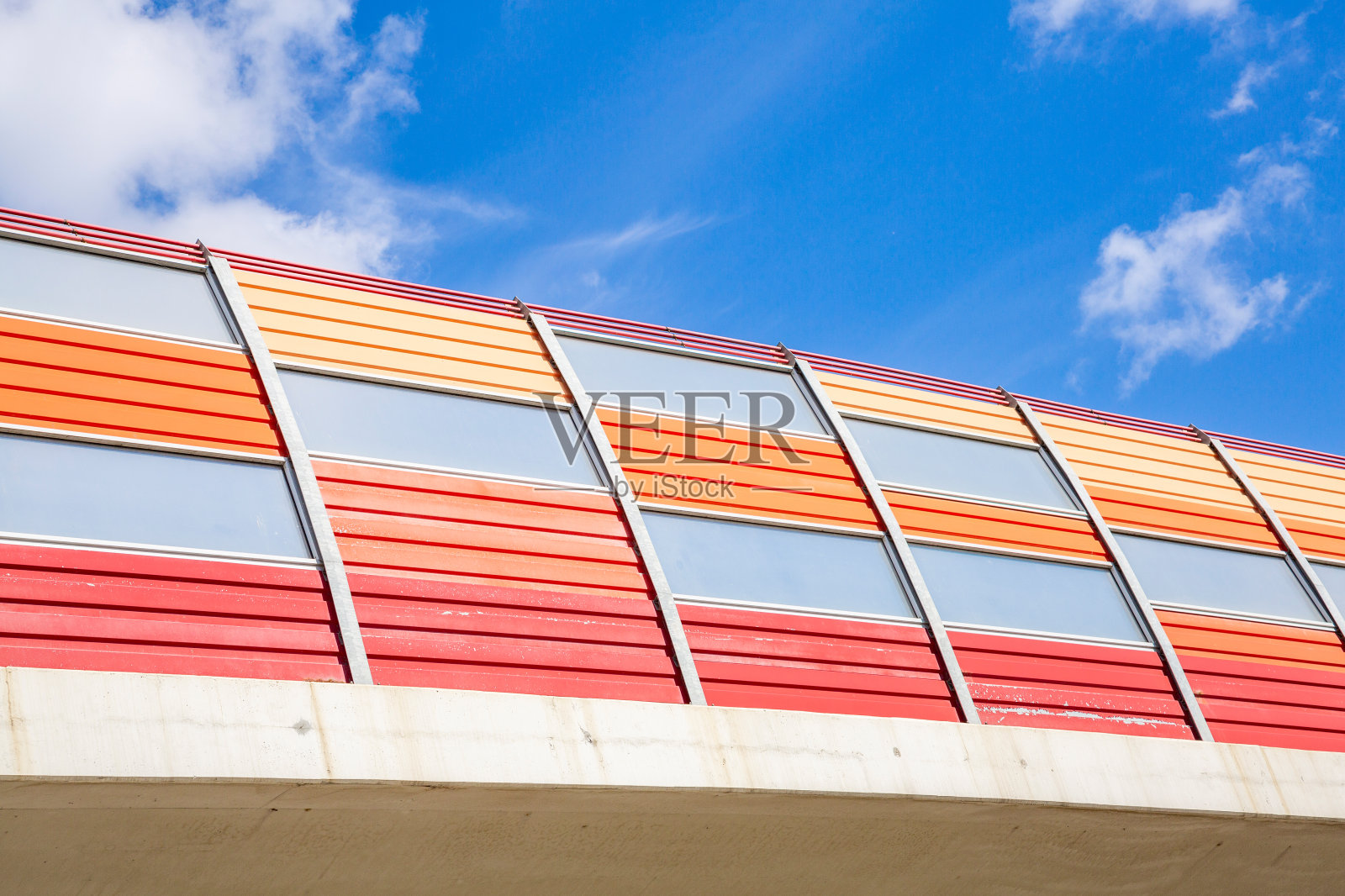 桥上隔音的彩色面板照片摄影图片