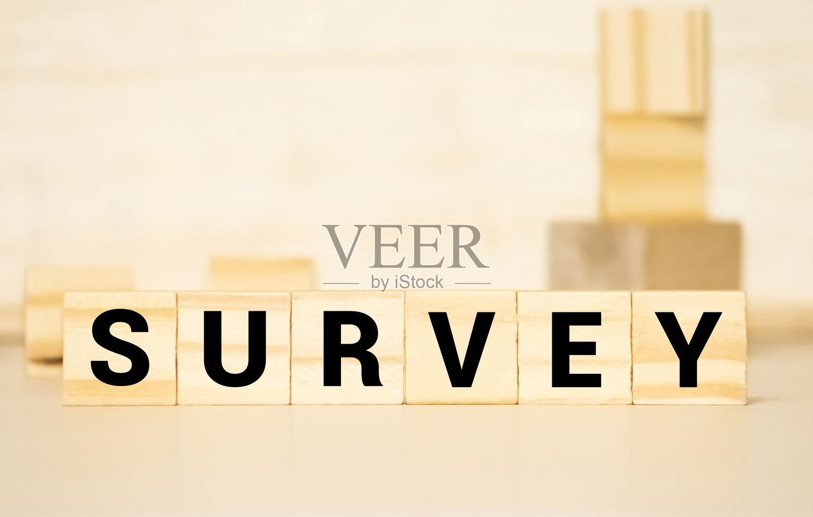 在木桌上用石块做的测量标志照片摄影图片