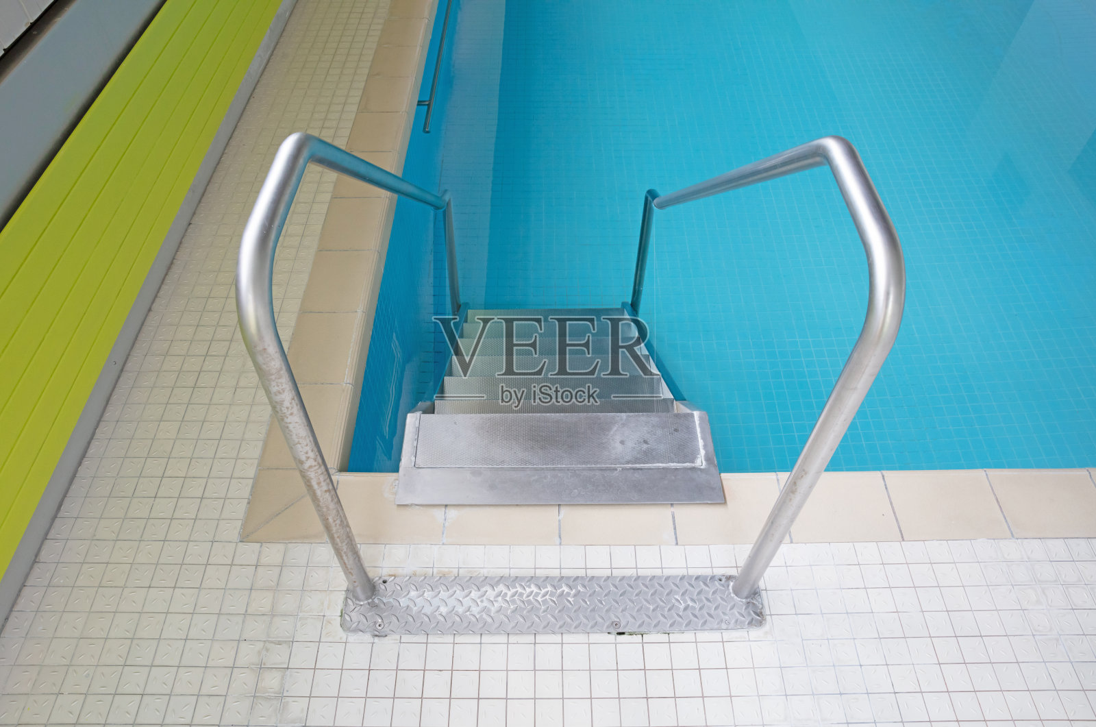室内游泳池的金属楼梯照片摄影图片
