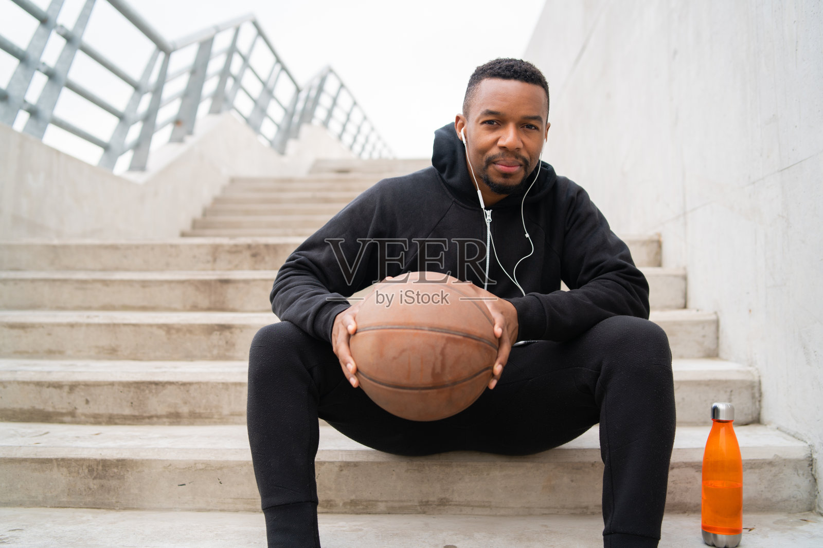 拿着篮球的运动员。照片摄影图片