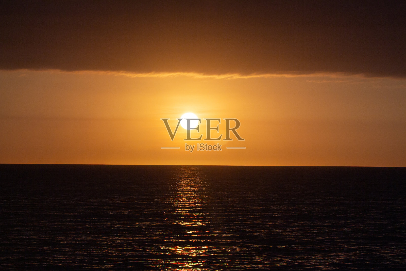 美丽的日落在热带海上照片摄影图片