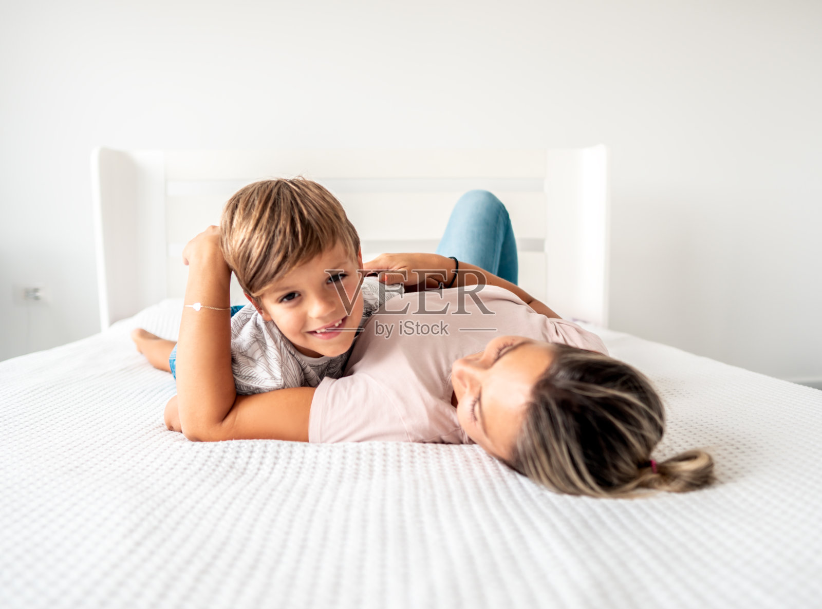 妈妈和孩子们在床上玩照片摄影图片