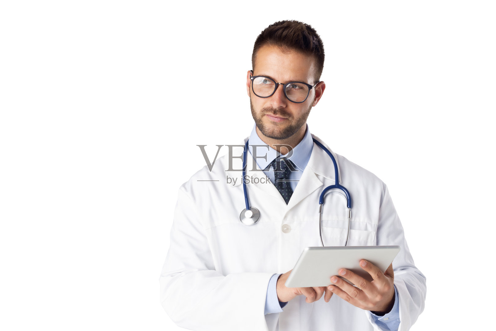 男性医生的肖像站在孤立的白色背景与数字平板电脑照片摄影图片