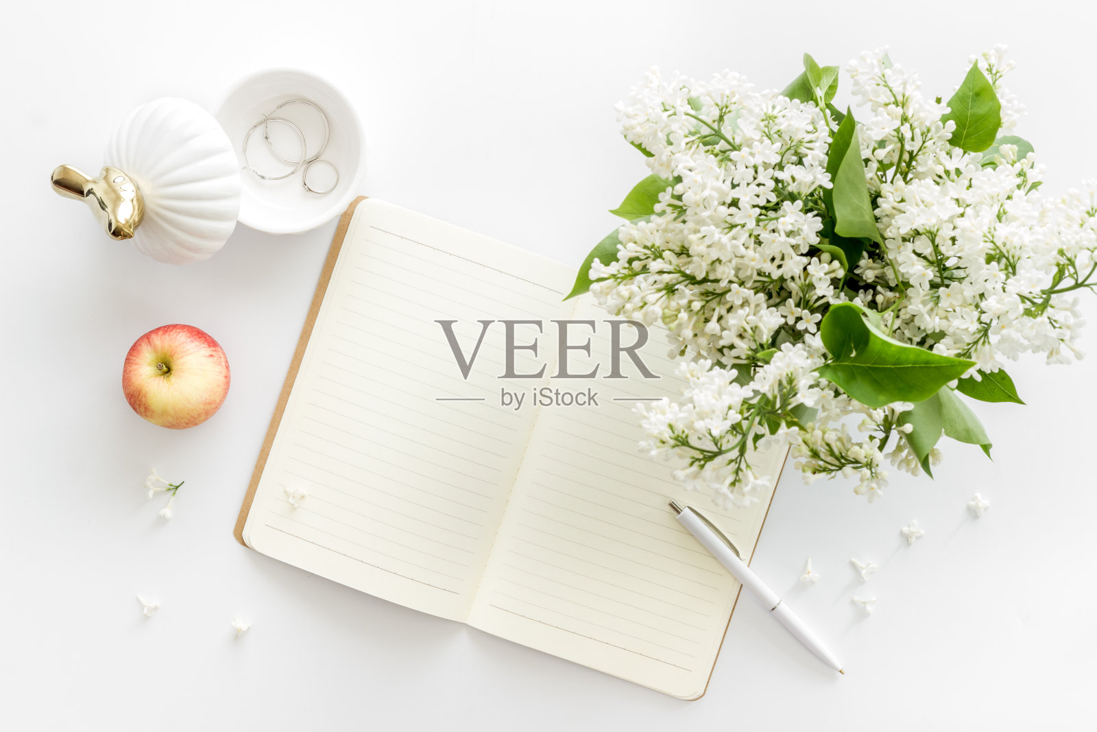 茉莉花花束与杯茶和笔记本俯视图照片摄影图片