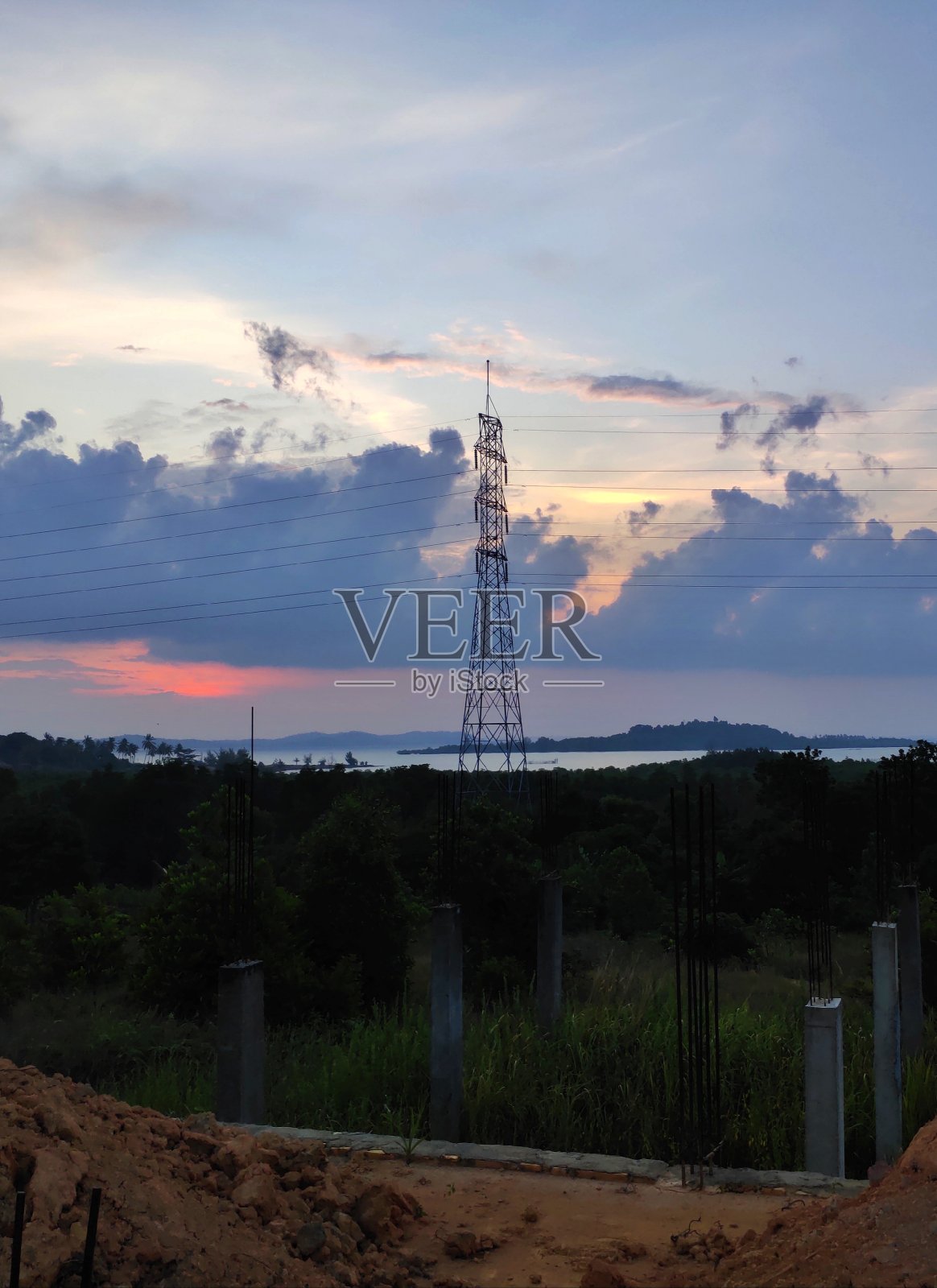 印度尼西亚宾坦,2020年8月11日,在廖内群岛海岸拍摄美丽的日落照片摄影图片