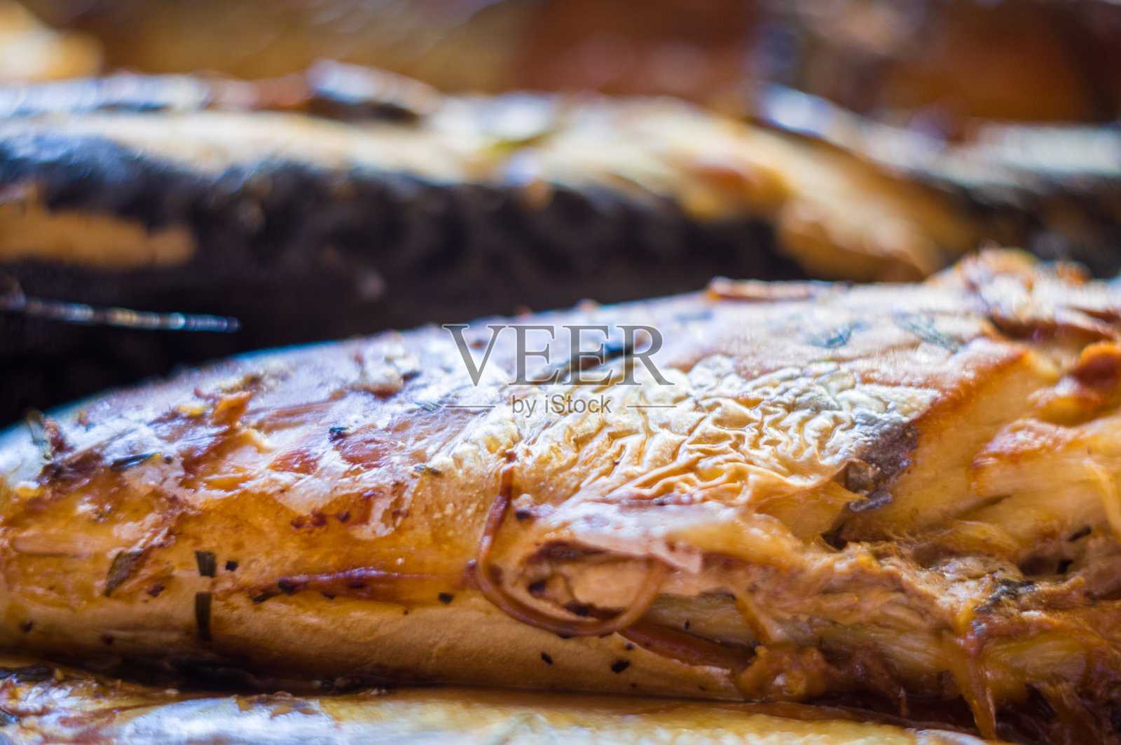 烤箱里烤的鲭鱼,家常菜,特写照片摄影图片