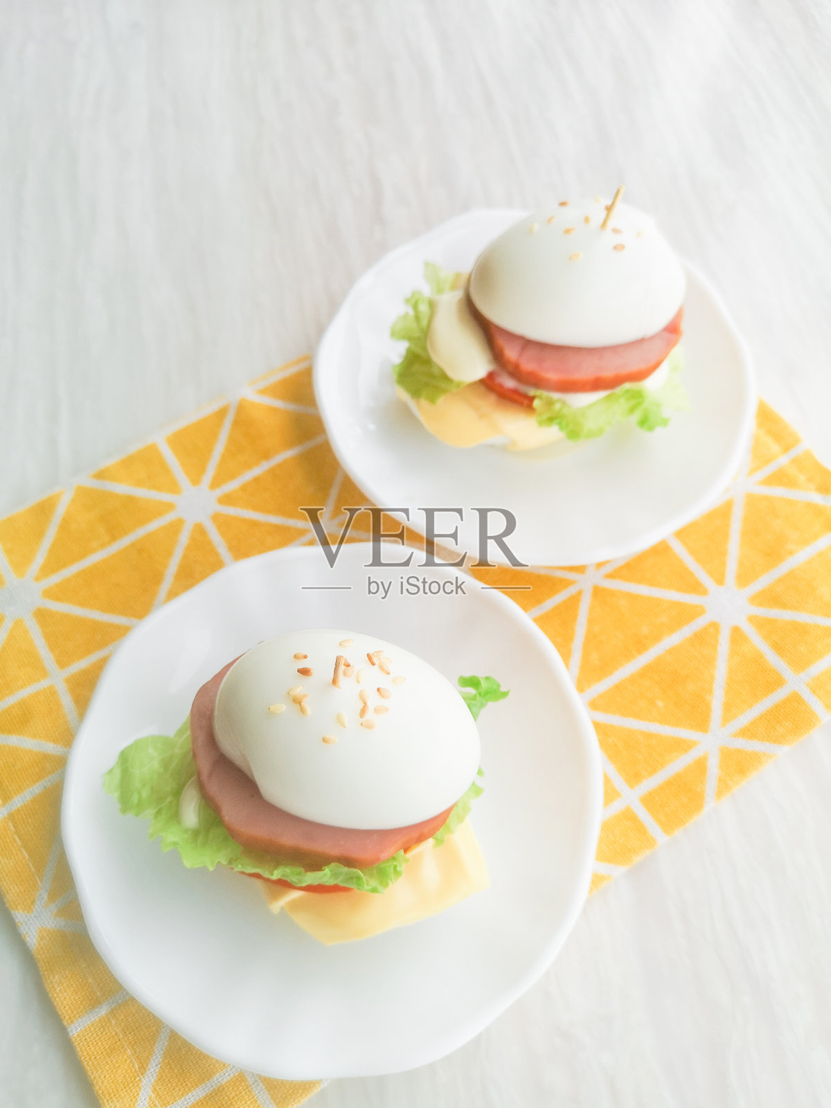 自制的生酮汉堡,不烤早餐和野餐小吃照片摄影图片