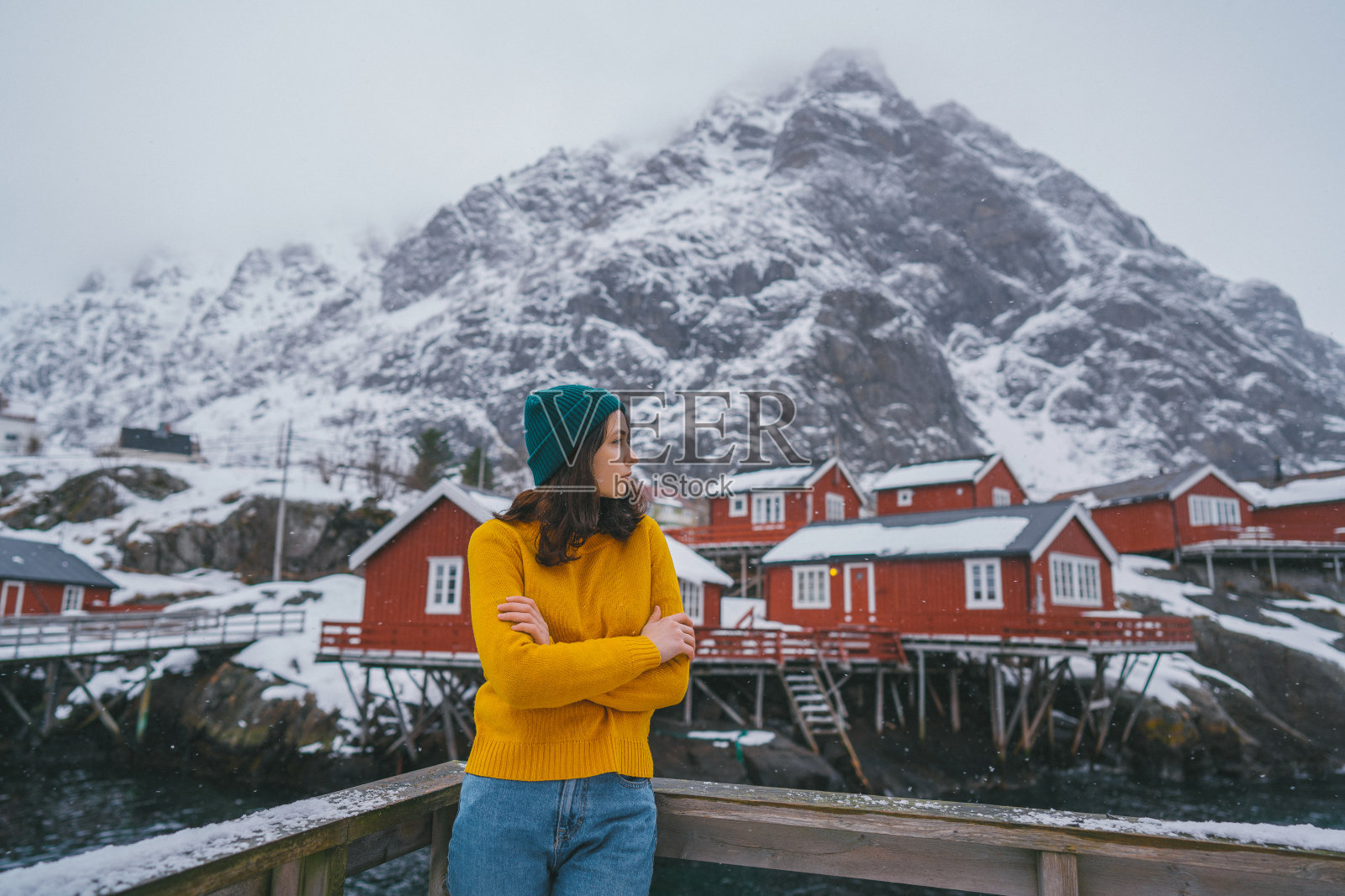 罗弗敦,一个女人站在勒内的码头上照片摄影图片