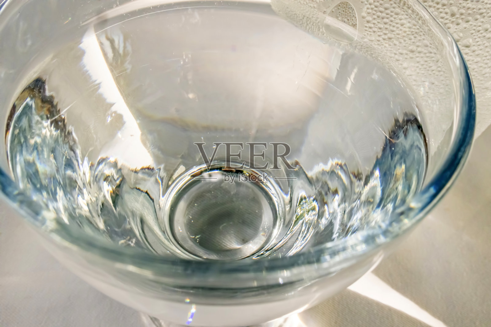 准备在玻璃杯里喝水照片摄影图片