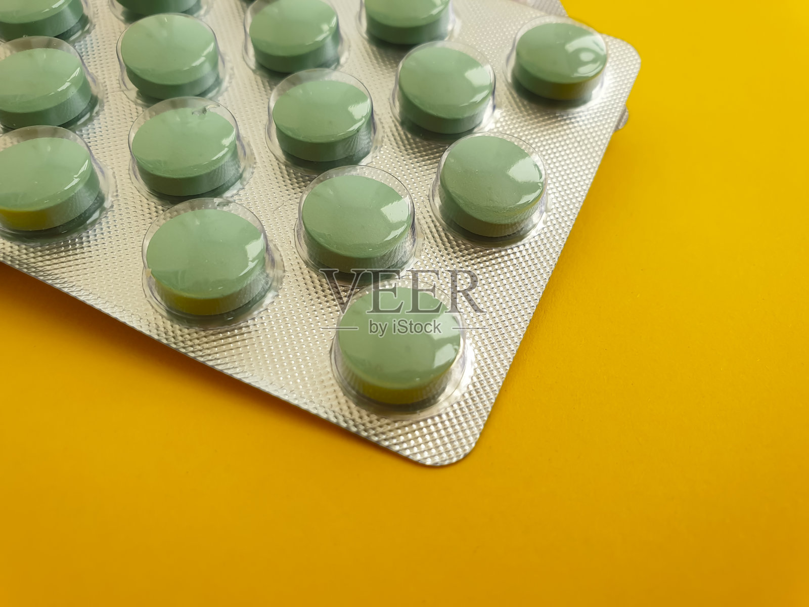 彩色背景上的维生素片照片摄影图片