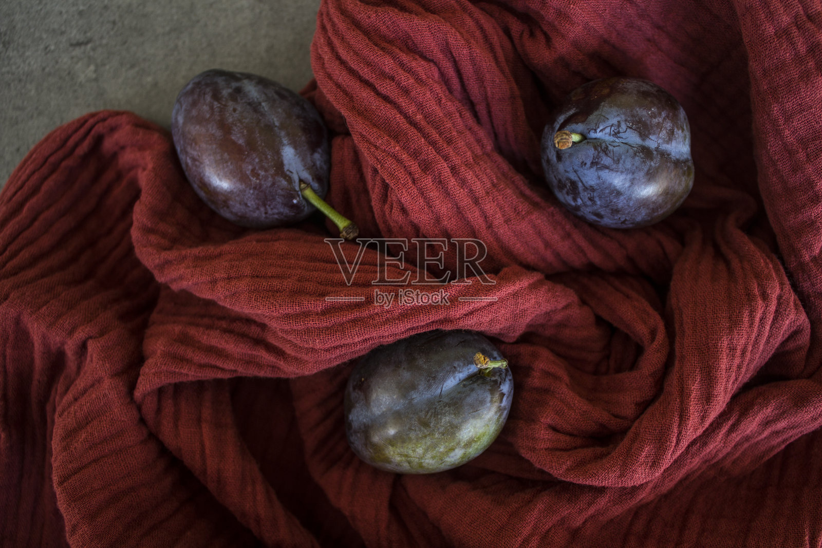 桌子上的李子照片摄影图片