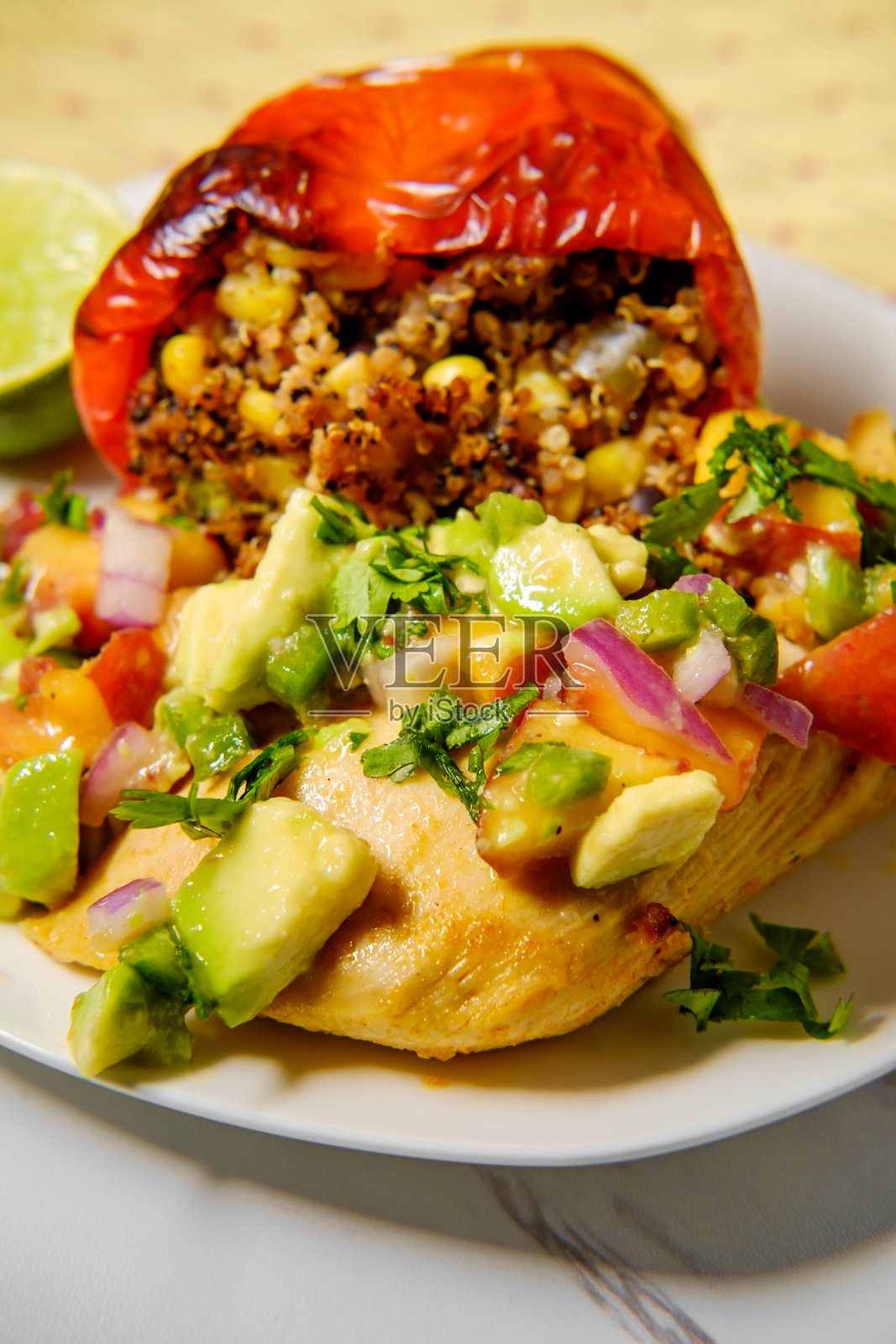 桃子鳄梨辣酱鸡肉照片摄影图片