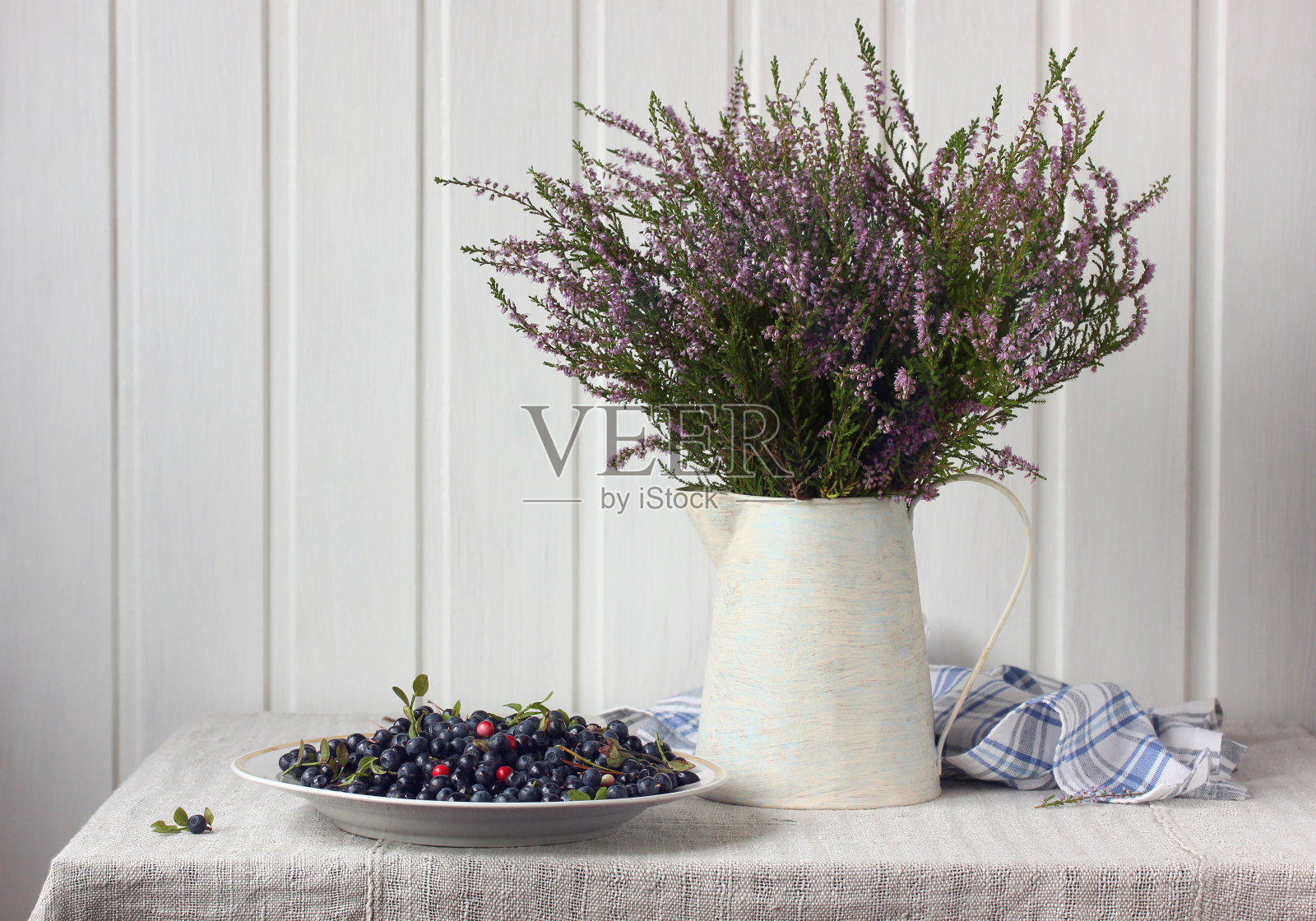 一束石南花和蓝莓的静物画。照片摄影图片