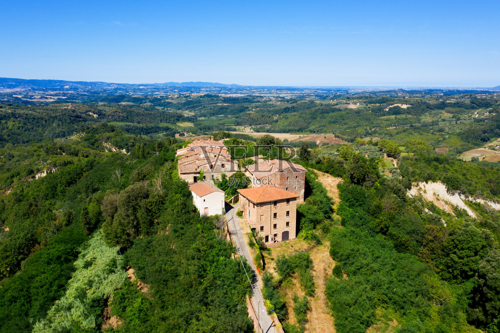 意大利托斯卡纳废弃村庄的鸟瞰图照片摄影图片