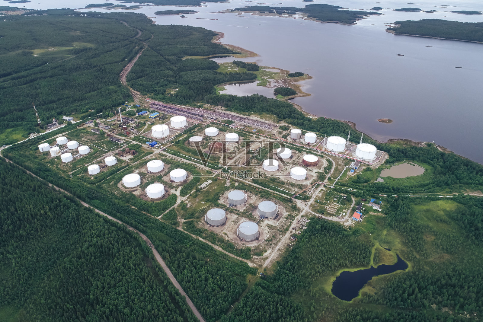 石油储存设施。燃料储罐区。鸟瞰图照片摄影图片