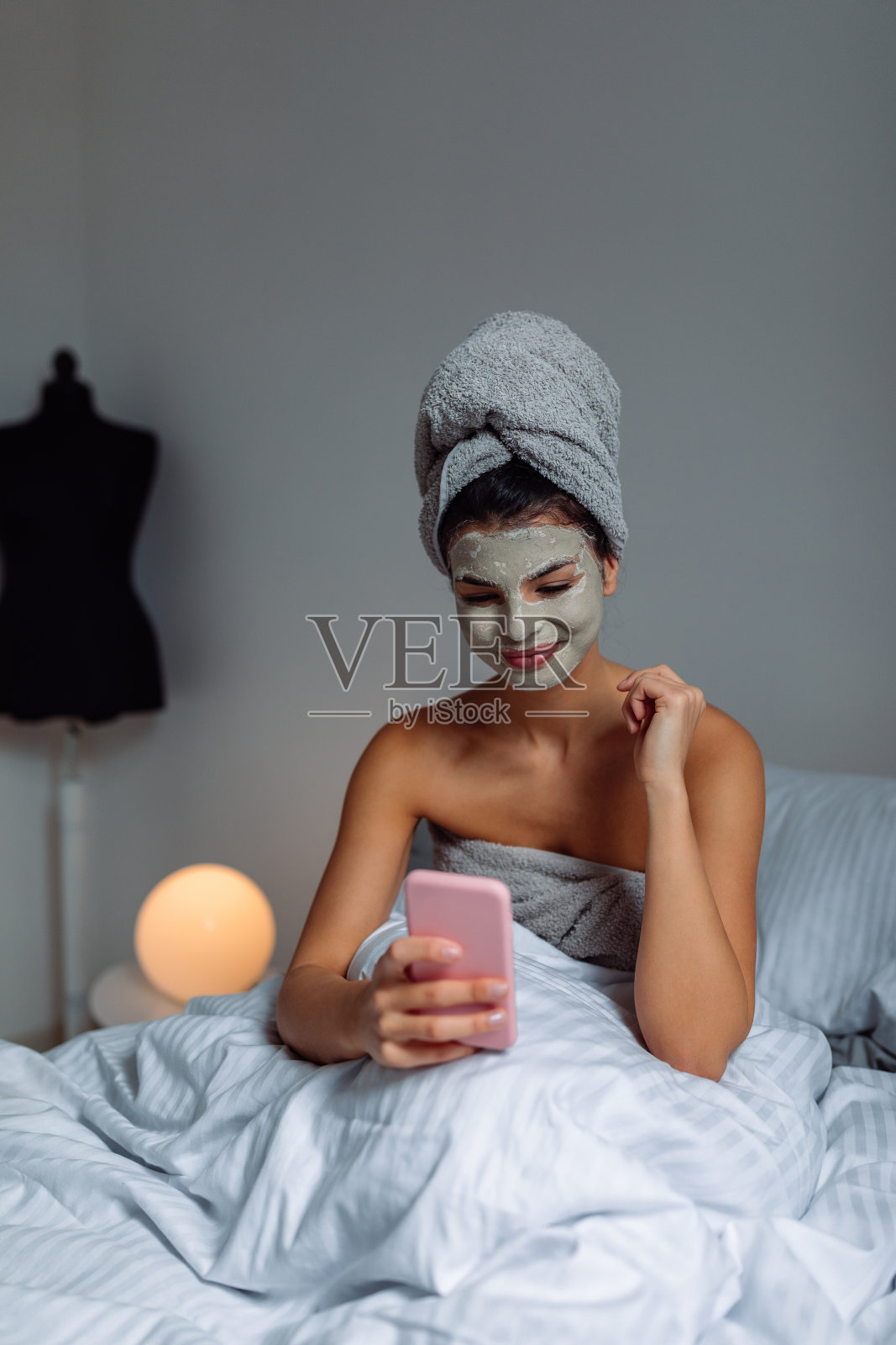 在她的舒适区和朋友聊天照片摄影图片