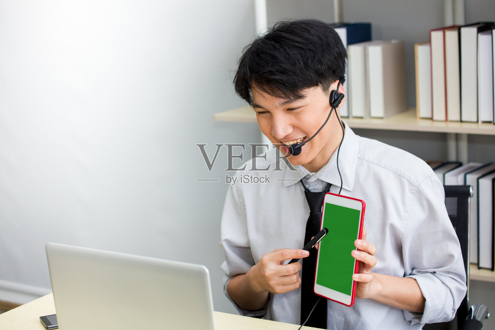 亚洲男教师通过视频会议给学生上课。照片摄影图片