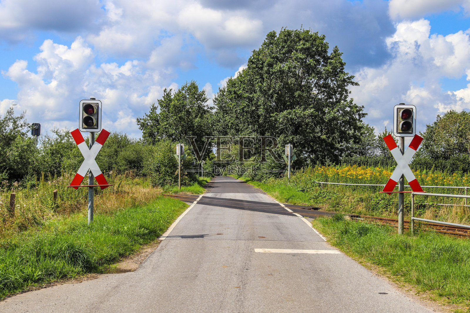 多个铁路轨道与车站的交叉点在一个视角和鸟瞰照片摄影图片