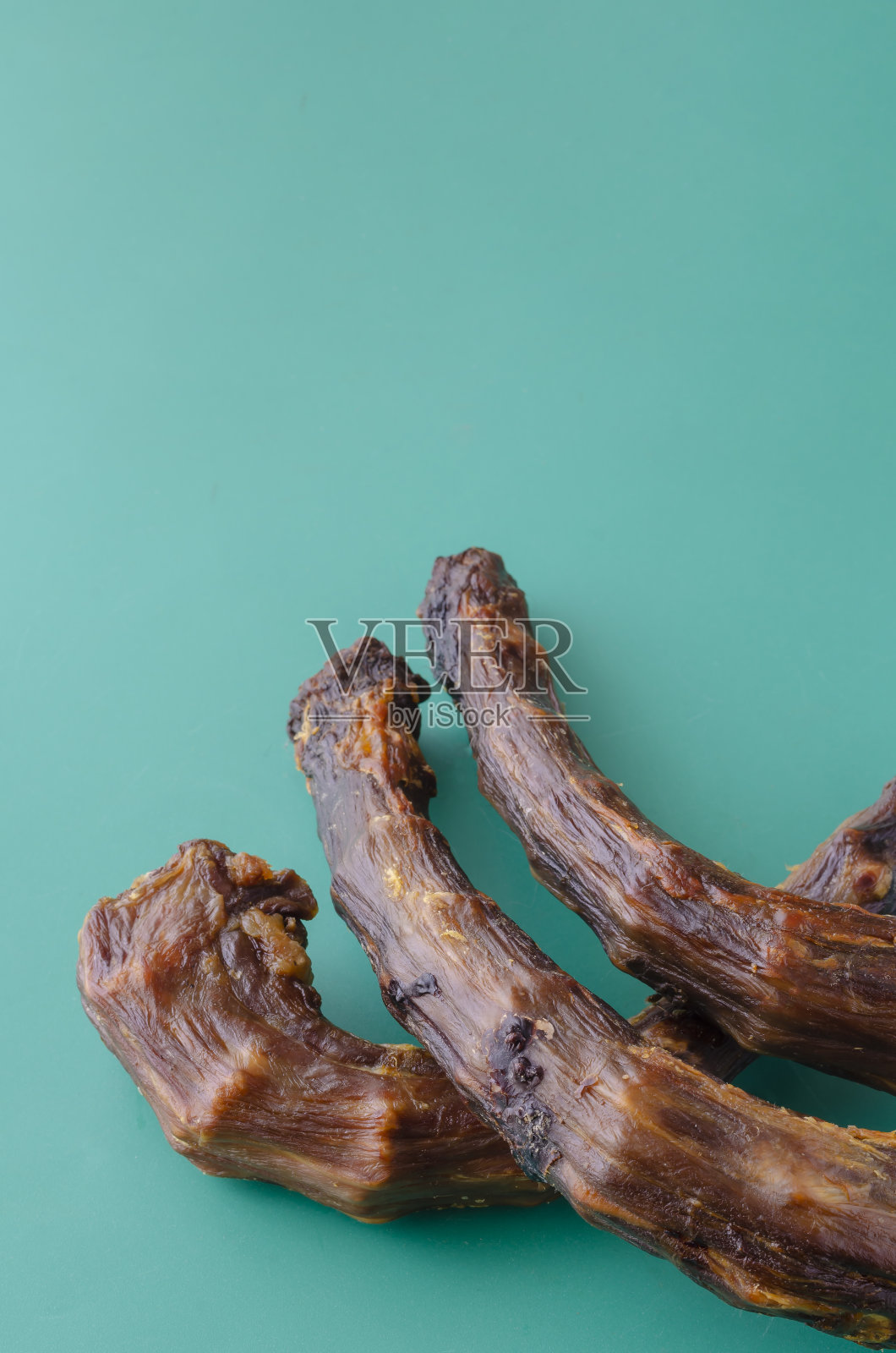 干火鸡脖子上的绿松石背景。照片摄影图片