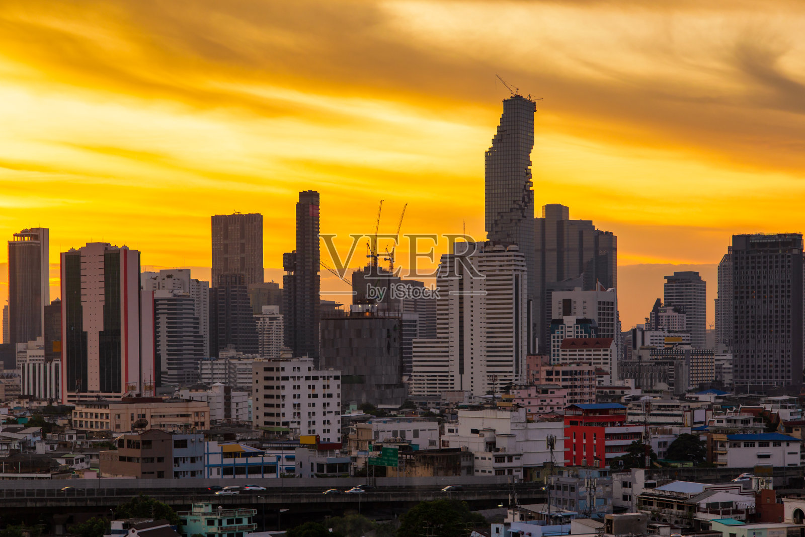 鸟瞰图曼谷市的现代办公大楼。照片摄影图片