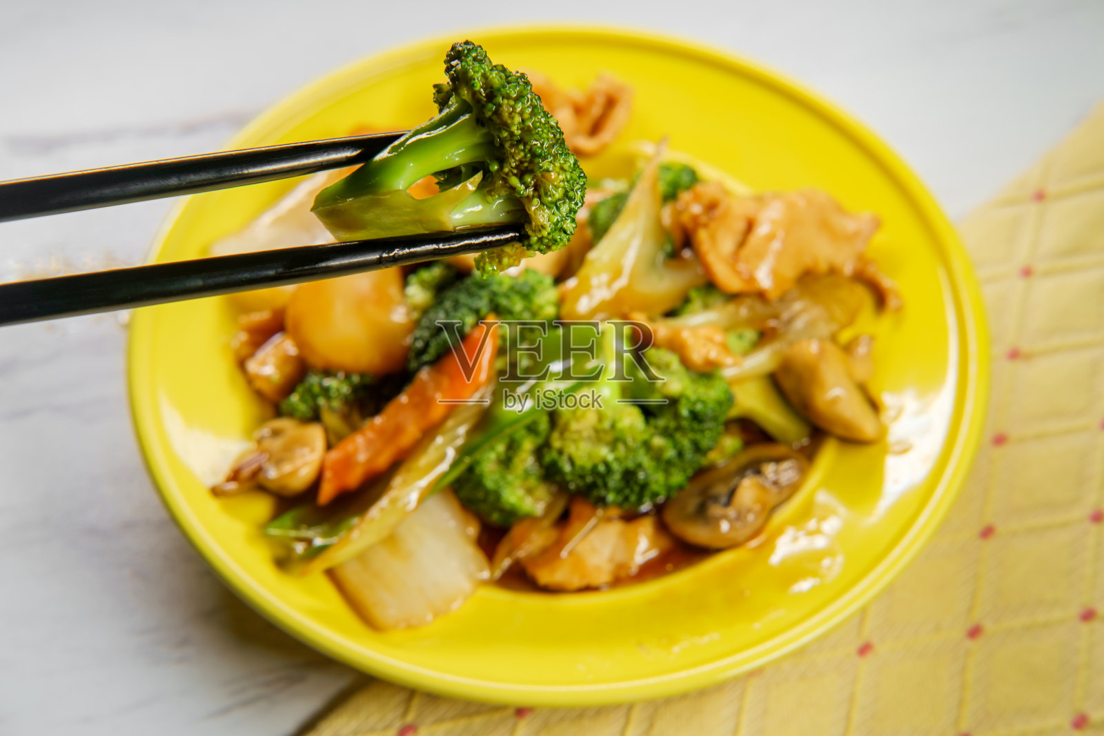 鱼香蒜汁鸡照片摄影图片