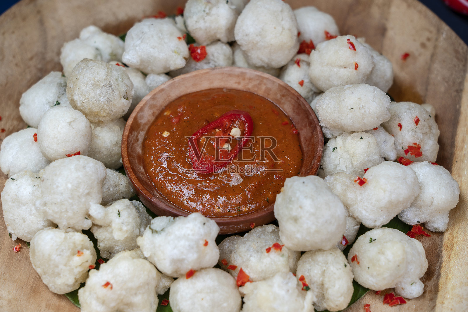 慈仁是印尼的传统食物。炸木薯粉,又名cireng,是一种来自印度尼西亚的美味传统食物,是一种简单的小吃,开胃菜搭配花生酱或鲁加酱照片摄影图片