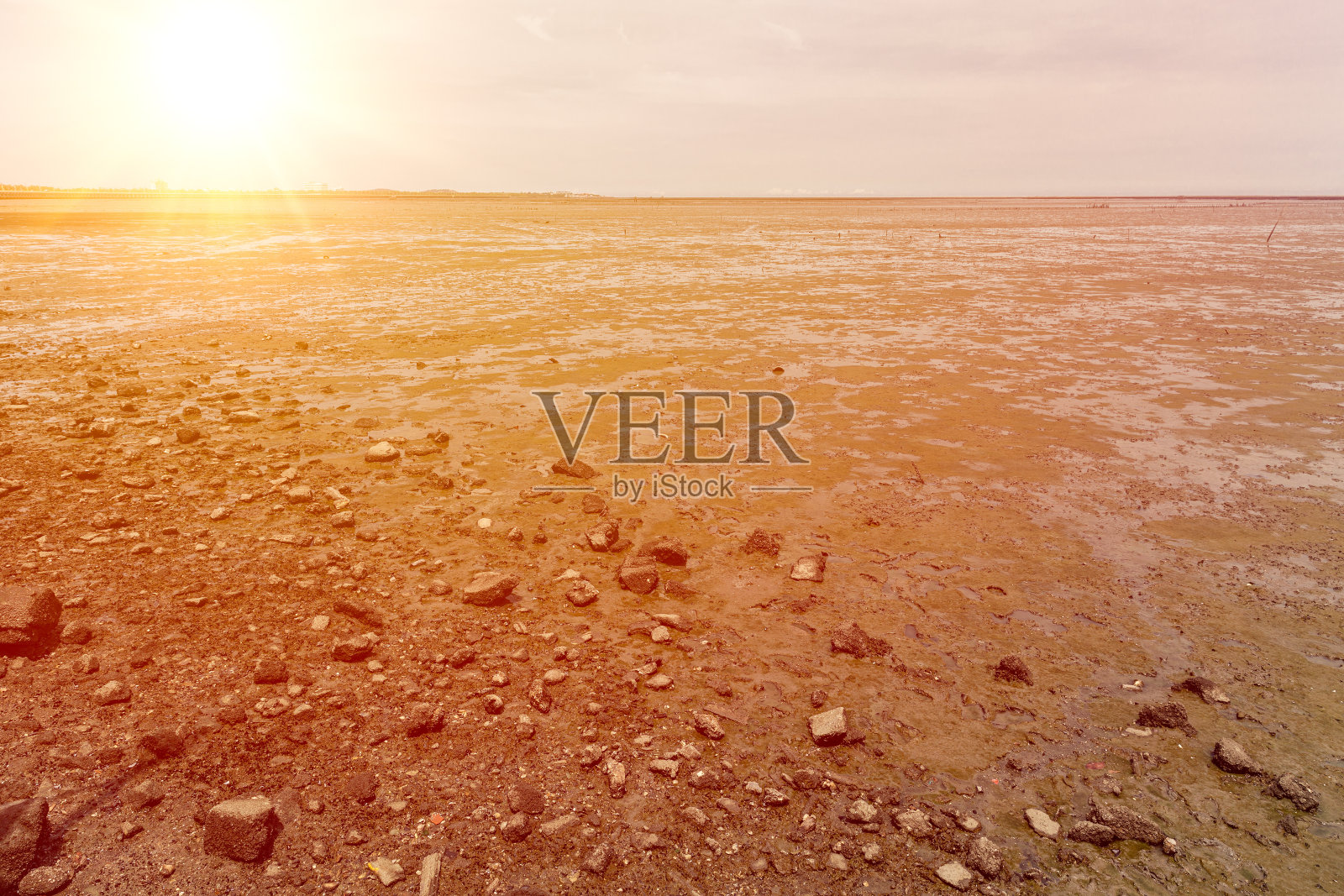 旱海旱地效应来自春潮与晴天照片摄影图片