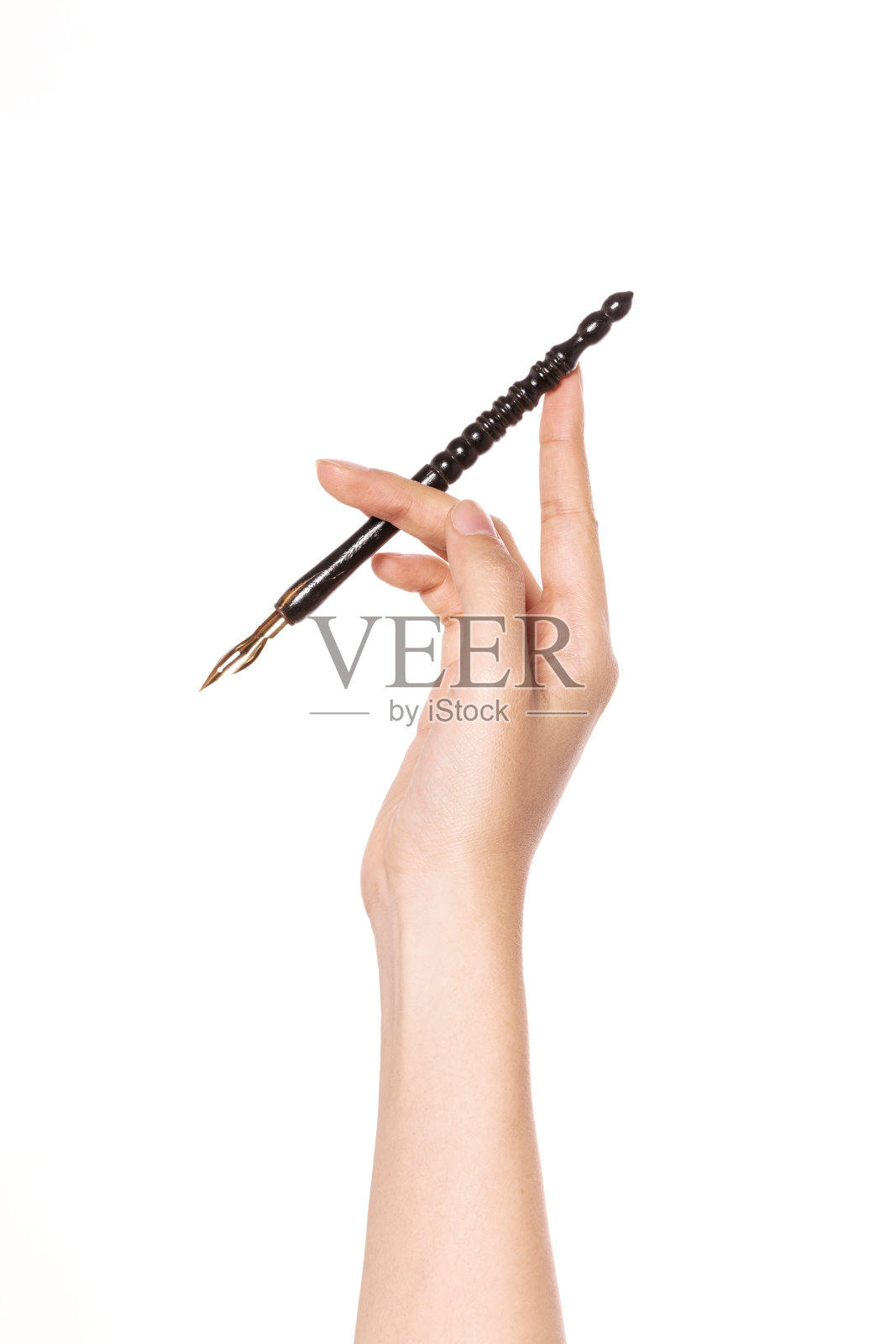 女人手里握着一支古色古香的笔,玩着孤立的白棋。照片摄影图片