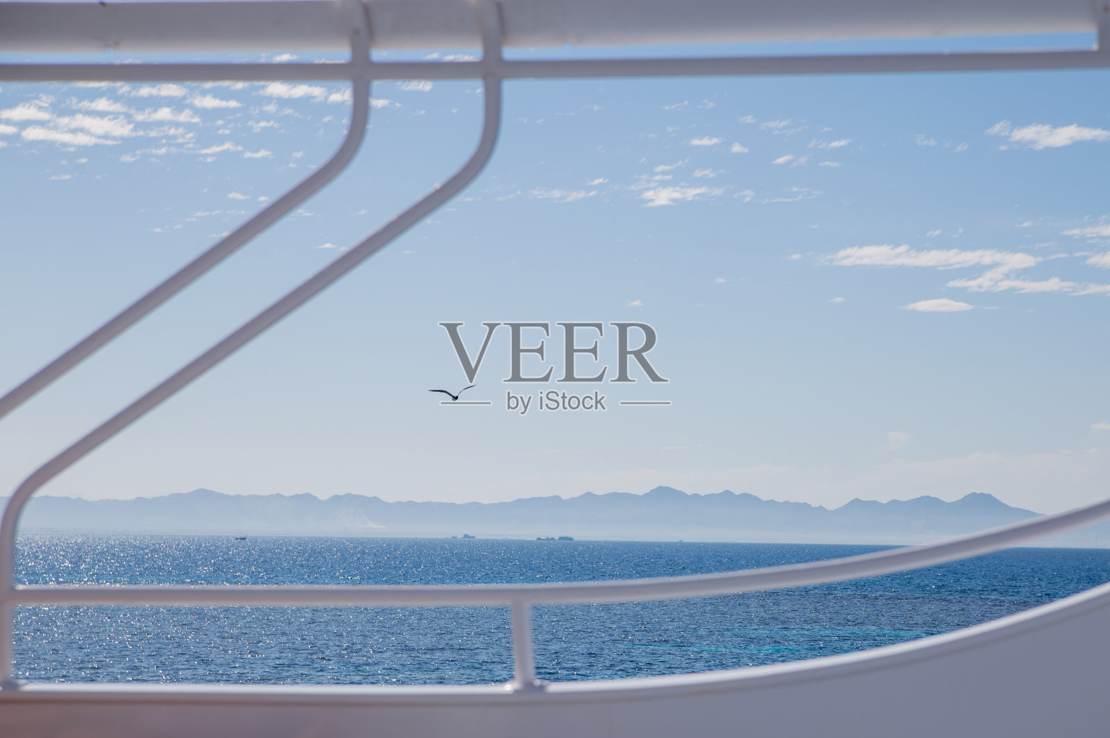 游艇甲板上的海景照片摄影图片