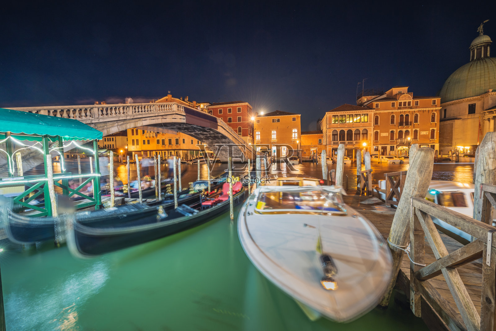 在意大利威尼斯,游客可以乘坐贡多拉船欣赏威尼斯运河的美景照片摄影图片