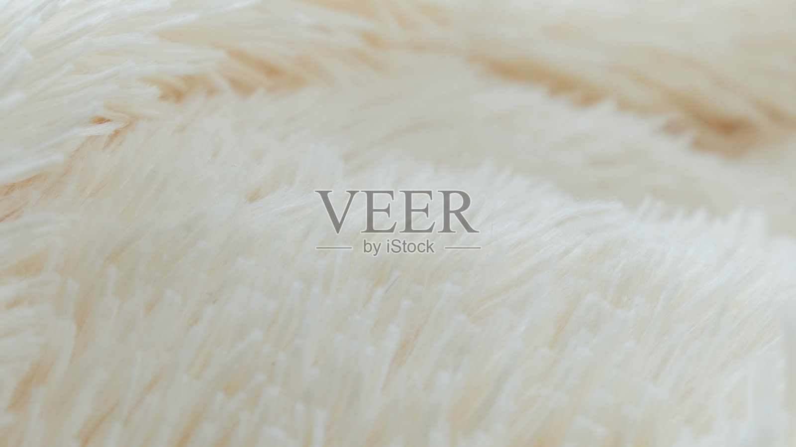 精致柔软的背景毛绒织物折叠在白色的背景。副本的空间。平的。淡紫色人造毛皮面料上的宽松褶皱。暖冬衣服的细节照片摄影图片