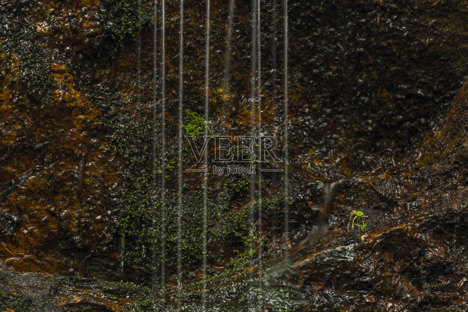 瀑布附近的库蒂纳德努村在夏天的一天照片摄影图片