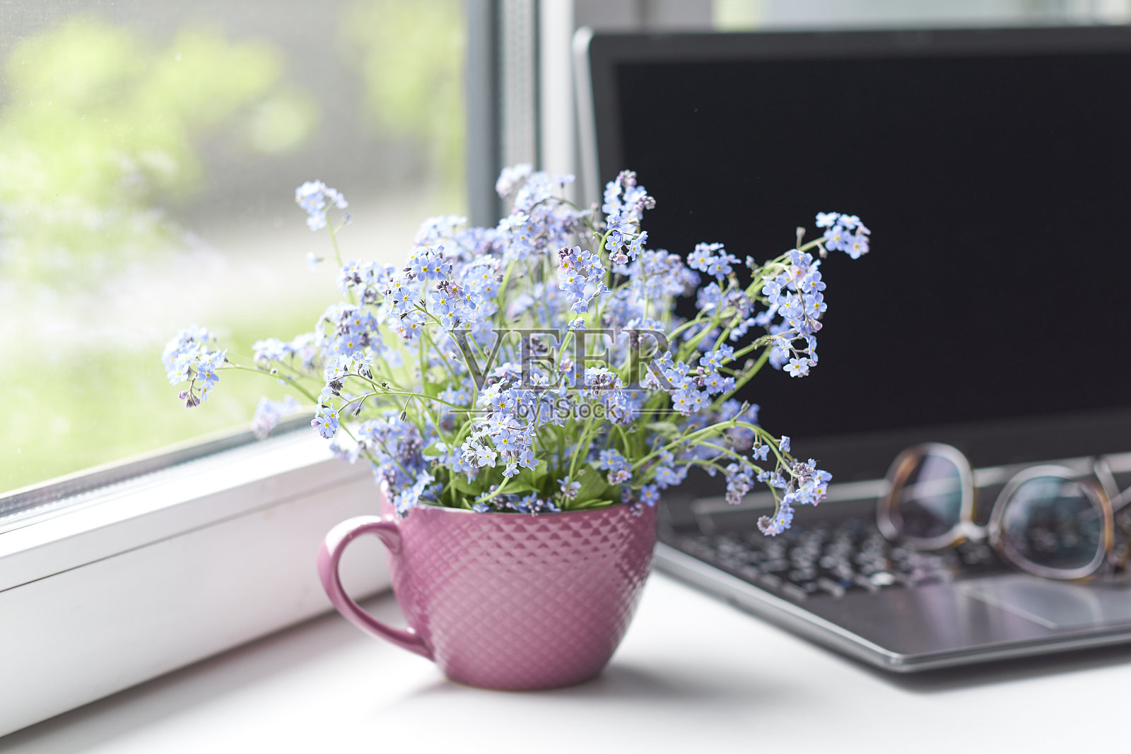 工作地点靠近窗户和电脑。副本的空间。现代笔记本电脑在书桌靠近窗户的家里。温暖的晨光。办公桌,一杯咖啡。经营理念照片摄影图片