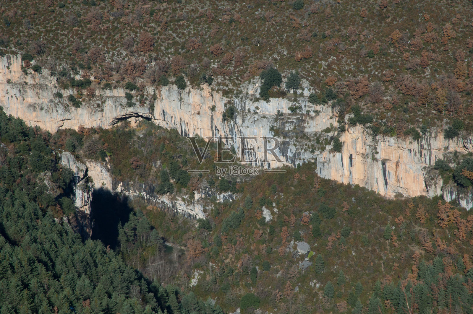 韦斯卡比利牛斯山脉的维安迪科峡谷。照片摄影图片