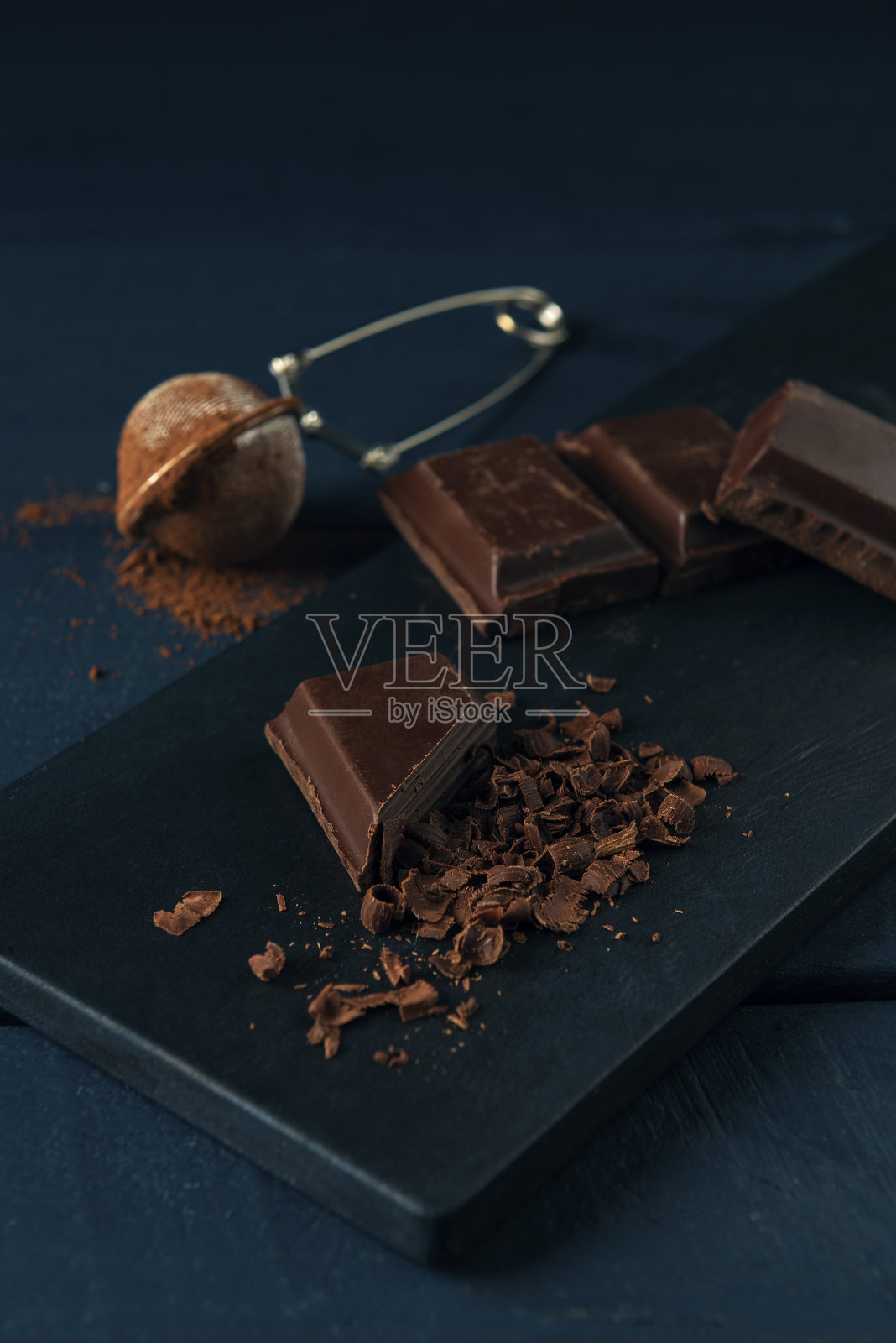 巧克力片,巧克力刨花和可可滤网照片摄影图片