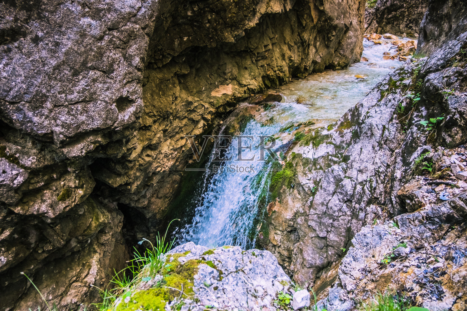 在荒芜的峡谷中徒步旅行照片摄影图片