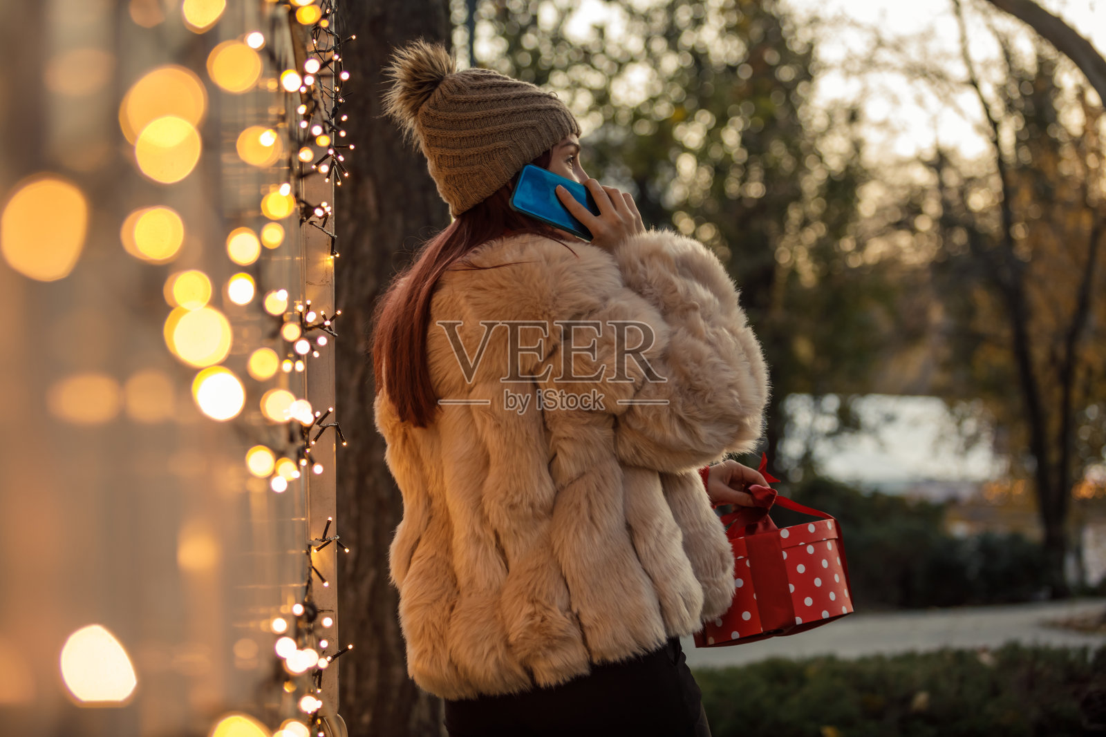 圣诞礼物在公园里传下来照片摄影图片