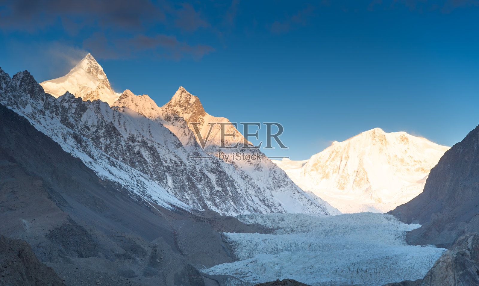 自然景观巴基斯坦秋天的喀喇昆仑山脉,乔戈里峰和南迦帕尔巴特,帕苏山谷和冰川。照片摄影图片