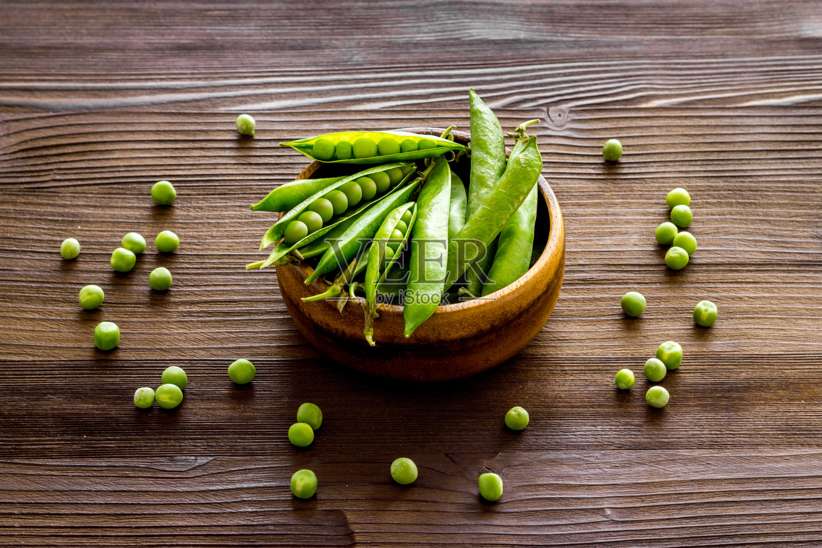 厨房桌上的一碗青豆豆荚。近距离照片摄影图片