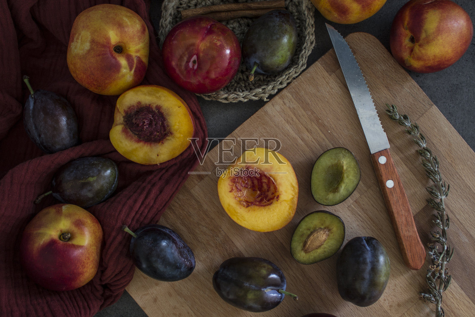 厨房餐桌上的新鲜水果照片摄影图片