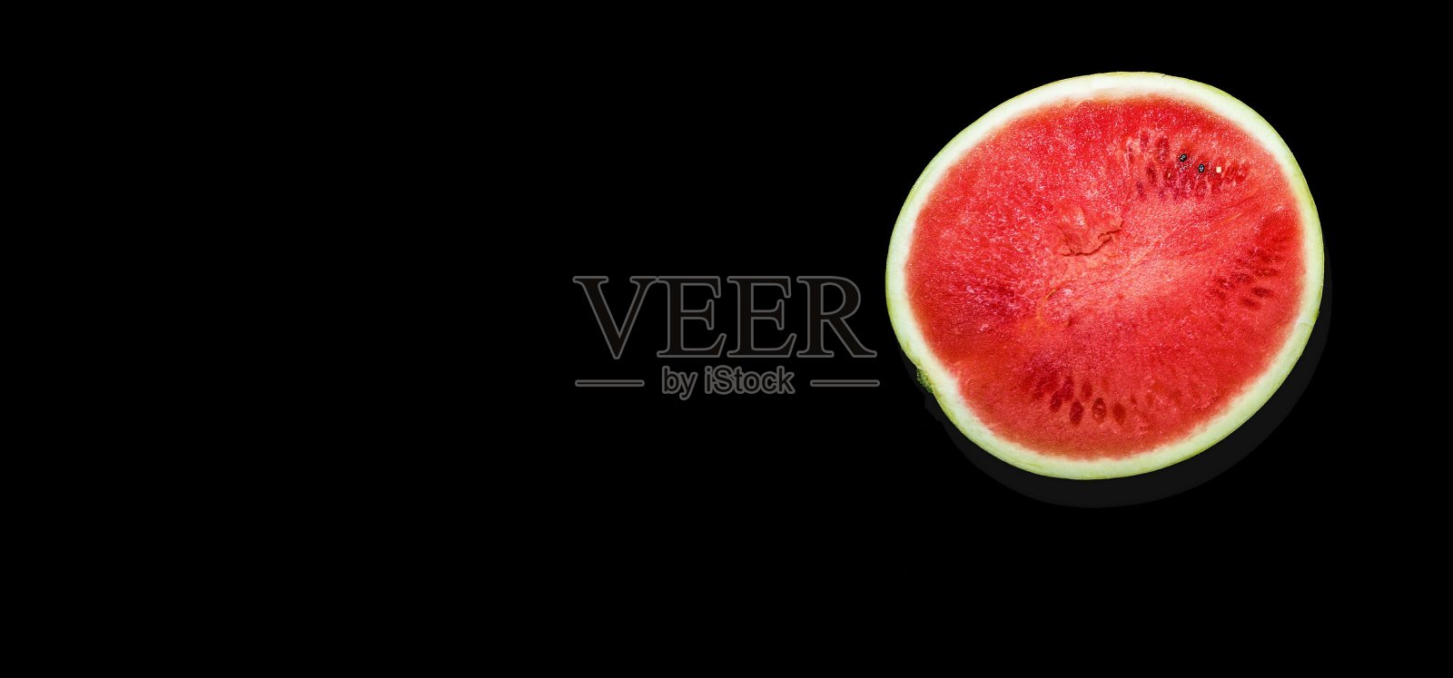 黑色背景上的半个成熟多汁的西瓜照片摄影图片