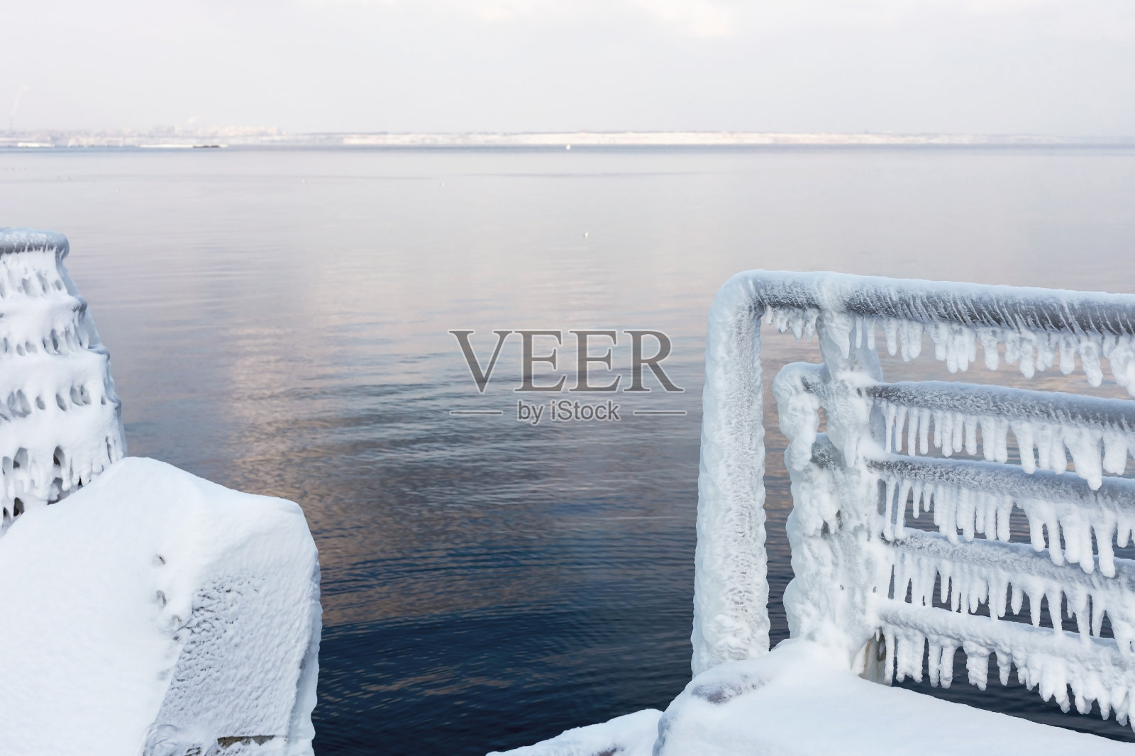 冰雪在海上漫步。在一场霜冻的强暴风雪后,给海滨长廊结上了冰。照片摄影图片