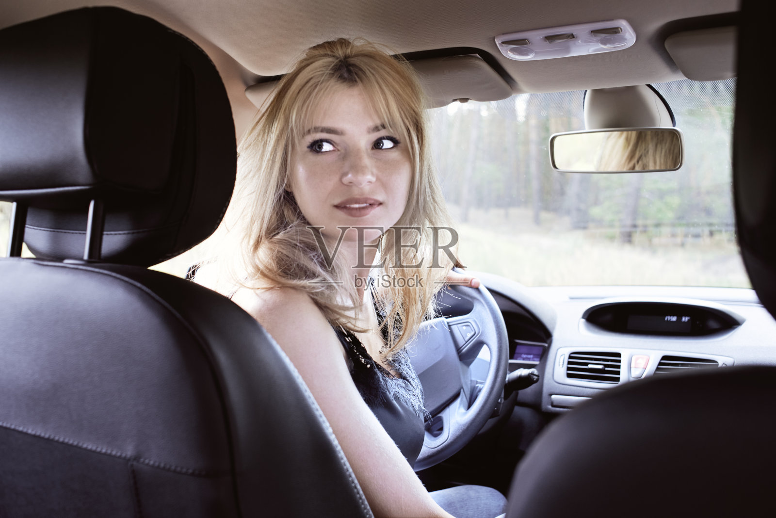 女人驾驶汽车照片摄影图片