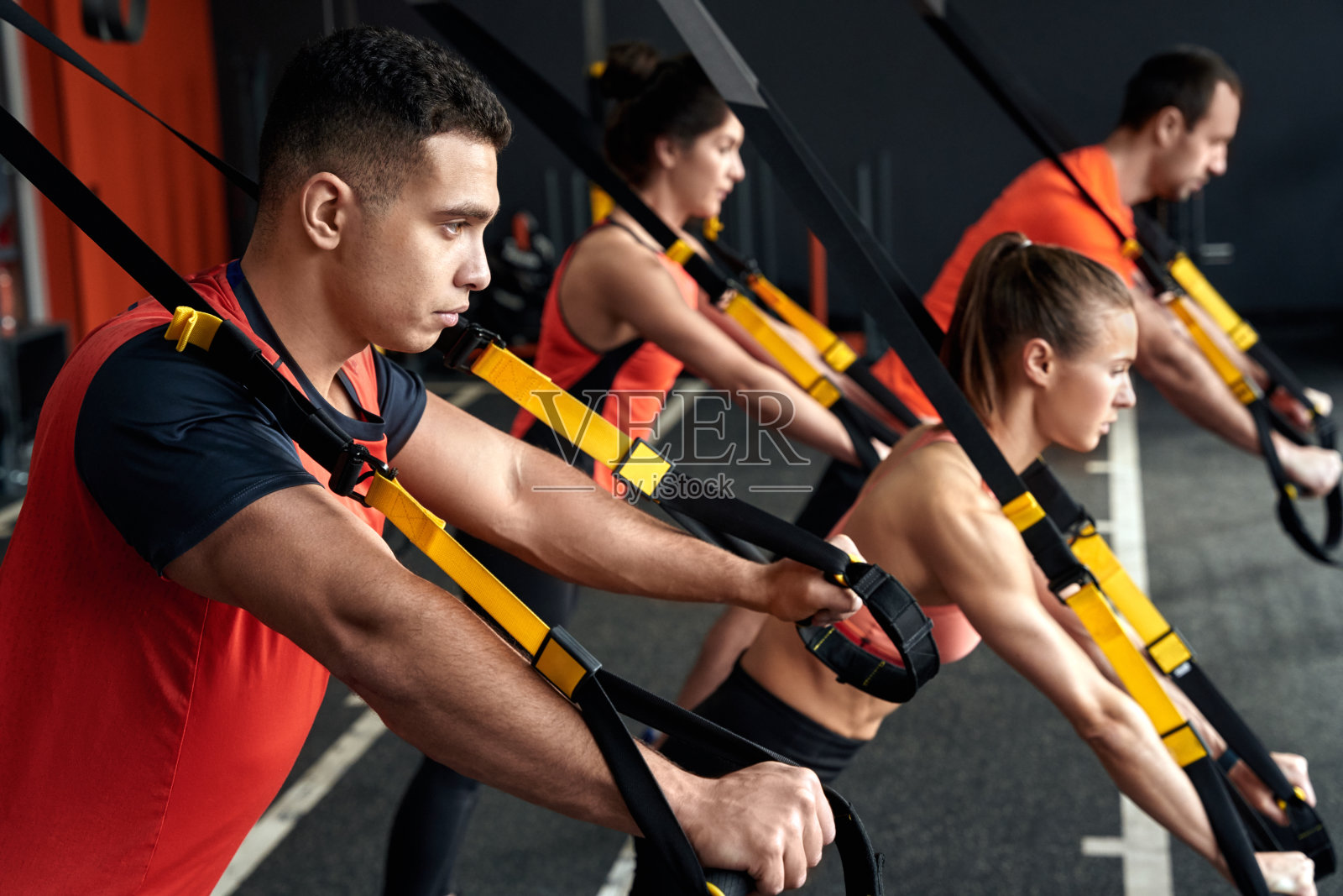 在健身房训练照片摄影图片